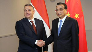 Li Keqiang trifft den ungarischen Premierminister in Riga