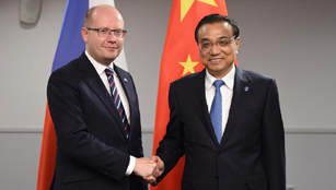 Li Keqiang trifft den tschechischen Premierminister in Riga