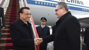 Li Keqiang trifft in St. Petersburg ein