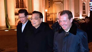 Li Keqiang und Dmitri Medwedew besuchen Eremitage-Museum in St. Petersburg