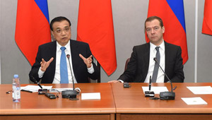 Li Keqiang und Medwedew geben gemeinsame Pressekonferenz in St. Petersburg