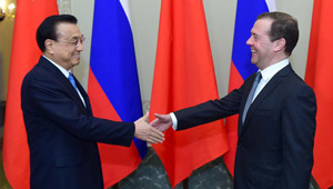 Li Keqiang trifft russischen Amtskollegen Medwedew