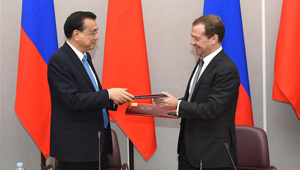 Li Keqiang und Medwedew unterzeichnen gemeinsames Kommuniqué in St. Petersburg