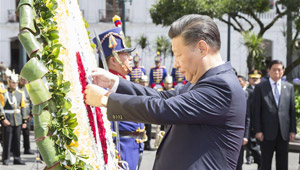 Xi Jinping legt Kranz am Denkmal in Ecuador nieder