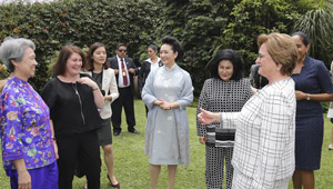 Peng Liyuan besucht Museo Larco mit Ehefrauen anderer APEC-Wirtschaftsführer