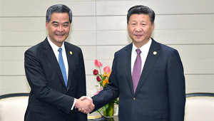 Xi Jinping trifft Chief Executive von Chinas Sonderverwaltungszone Hongkong Leung Chun-ying in Lima