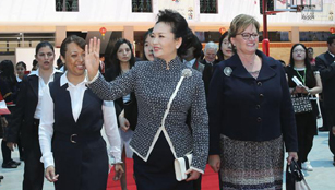 Peng Liyuan besucht chinesische Sprachschule in Peru