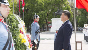 Xi Jinping legt Kranz am Denkmal in Chile nieder