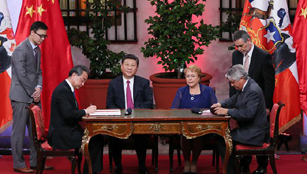 Xi Jinping und chilenische Präsidentin bezeugen Unterzeichnung von Kooperationsvereinbarungen