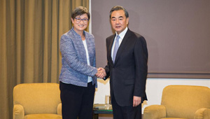 Wang Yi trifft amtierende Leiterin der australischen Arbeiterpartei Penny Wong in Canberra