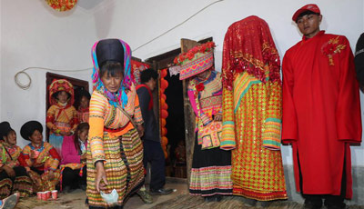 Traditionelle Hochheitszeremonie der ethnischen Gruppe Lisu in Sichuan