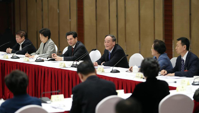 Wang Qishan nimmt bei der fünften Tagung des 12. Landeskomitees der PKKCV an Podiumsdiskussion teil