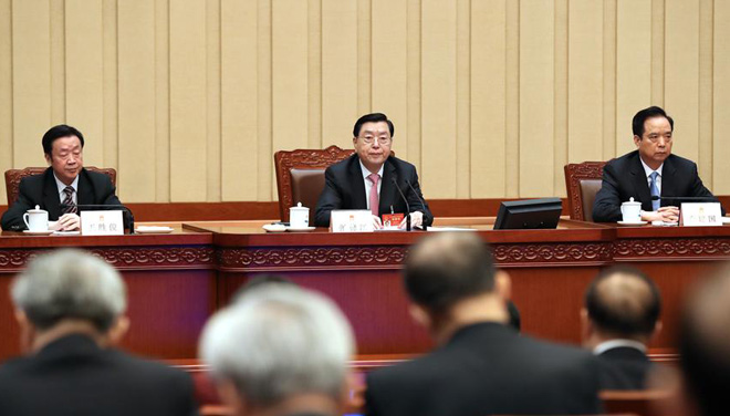 Zhang Dejiang hält über erste Präsidiumssitzung der fünften Tagung des 12. NVK den Vorsitz