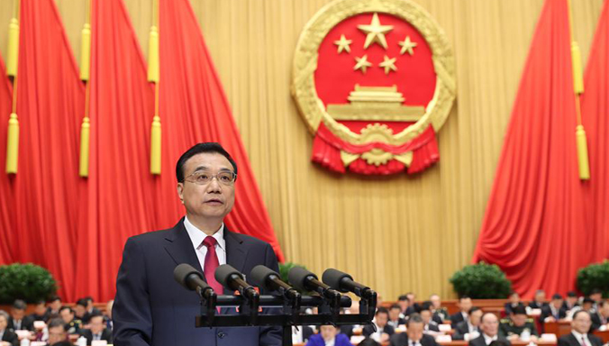 Li Keqiang übermittelt Tätigkeitsbericht der Regierung auf NVK-Eröffnungssitzung