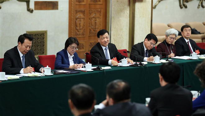 Liu Yunshan nimmt an Podiumsdiskussion mit Delegierten des 12. NVK des Autonomen Gebiets Innere Mongolei teil