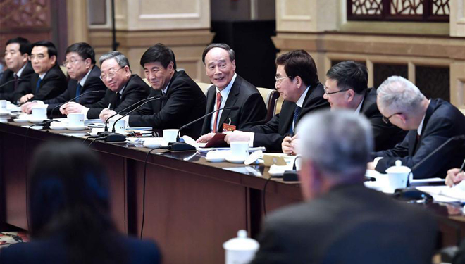 Wang Qishan nimmt an Podiumsdiskussion mit Delegierten des 12. NVK aus Beijing teil