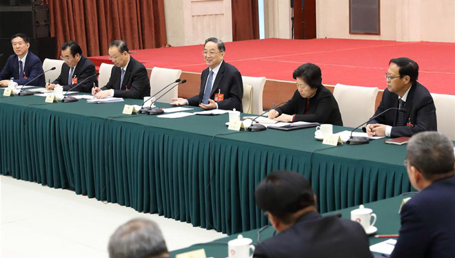 Yu Zhengsheng nimmt an Podiumsdiskussion mit politischen Beratern von China Democratic League und Persönlichkeiten ohne Parteizugehörigkeit auf der fünften Tagung des 12. Landeskomitees der PKKCV teil