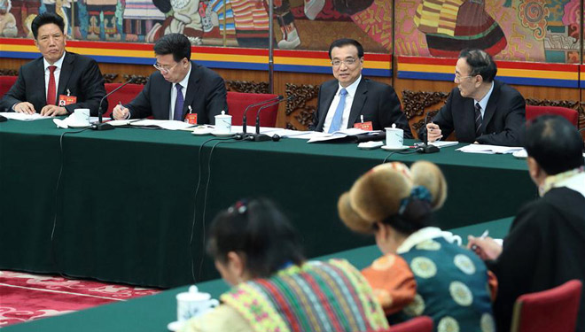 Li Keqiang nimmt an Podiumsdiskussion mit Delegierten des 12. NVK aus Tibet teil