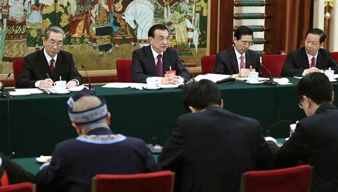 Li Keqiang nimmt an Podiumsdiskussion mit NVK-Delegierten aus dem Autonomen Gebiet Guangxi der Zhuang teil