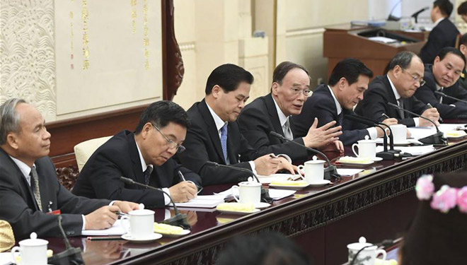 Wang Qishan nimmt an Podiumsdiskussion der Delegation des 12. NVK aus Yunnan teil