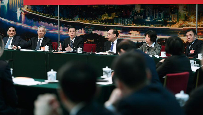 Zhang Gaoli nimmt an Podiumsdiskussion der Chongqing-Delegation des 12. NVK teil