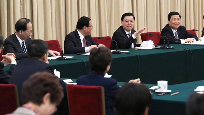 Zhang Dejiang nimmt an Podiumsdiskussion mit Delegierten des 12. NVK aus Jiangsu teil