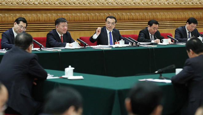 Li Keqiang nimmt an Podiumsdiskussion mit Delegierten aus der Provinz Shaanxi teil