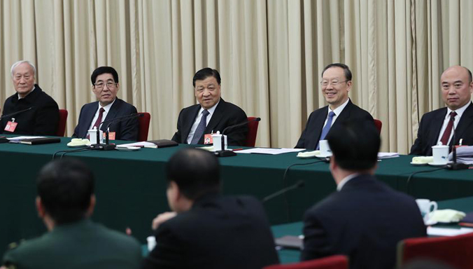 Liu Yunshan nimmt an Podiumsdiskussion mit Delegierten aus der Provinz Jilin teil