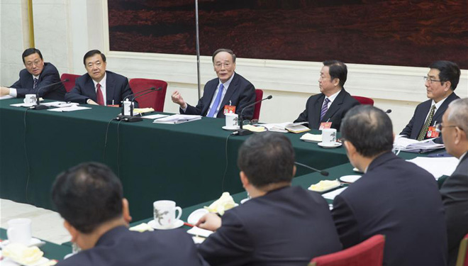 Wang Qishan nimmt an Podiumsdiskussion der Delegation des 12. NVK aus Gansu teil