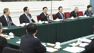 Zhang Dejiang nimmt an Podiumsdiskussion mit Delegierten des 12. NVK aus dem Autonomen Gebiet Ningxia der Hui teil