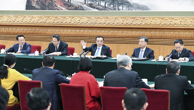 Li Keqiang nimmt an Podiumsdiskussion mit Delegierten aus der Provinz Anhui teil