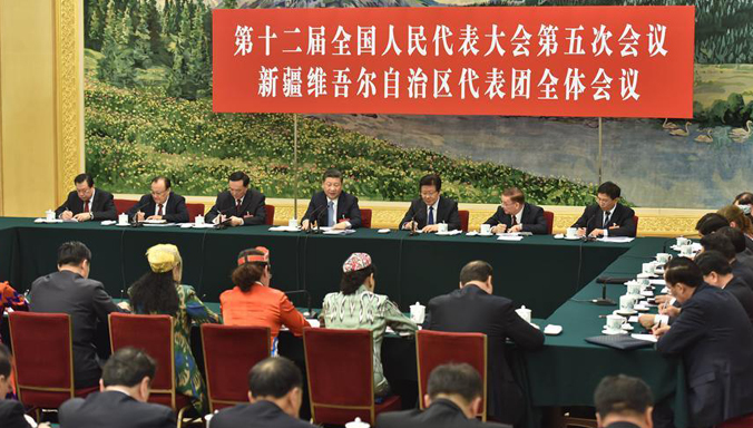 Xi Jinping nimmt an Podiumsdiskussion mit Delegierten des 12. NVK aus Xinjiang teil