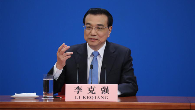 Li Keqiang gibt Pressekonferenz