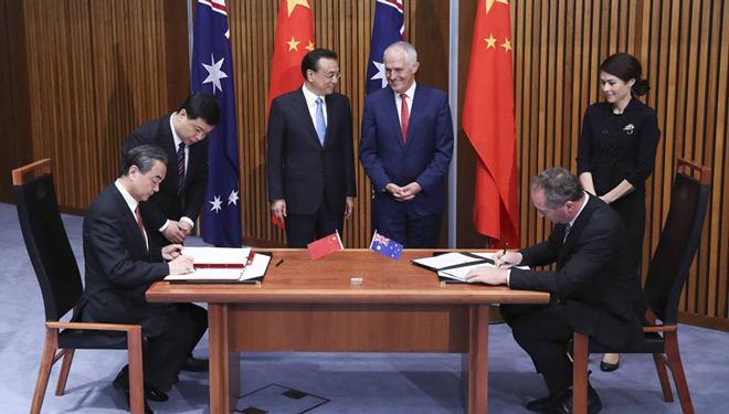 Li Keqiang und australischer Premierminister Malcolm Turnbull bezeugen Unterzeichnung bilateraler Kooperationsdokumenten