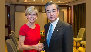 Wang Yi trifft australische Außenministerin Julie Bishop in Sydney