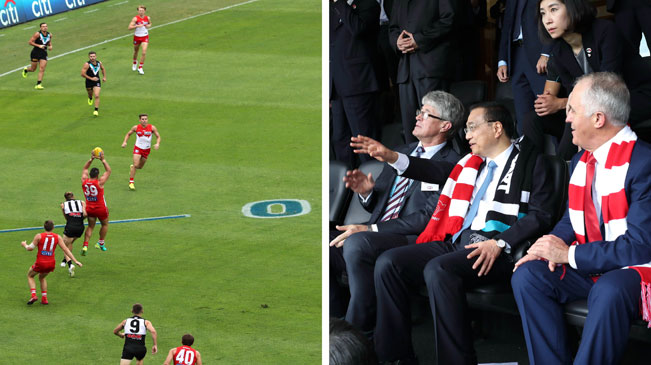 Li Keqiang und australischer Premierminister schauen sich zusammen ein Australian Football Spiel an