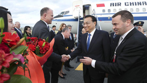 Li Keqiang trifft für Staatsbesuch in Neuseeland ein