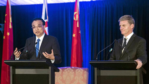 Li Keqiang und neuseeländischer Premierminister nehmen an gemeinsamer Pressekonferenz teil