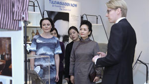 Peng Liyuan besucht Design Museum in Helsinki