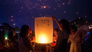 Menschen fliegen Kongming Laternen in Jinghong