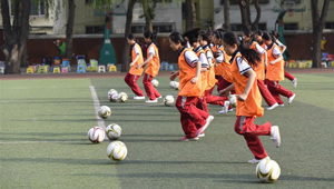 Schüler beim Fußballtraining in Innerer Mongolei