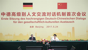 Liu Yandong und Sigmar Gabriel sitzen erster Sitzung des hochrangigen Deutsch-Chinesischen Dialogs für den gesellschaftlich-kulturellen Austausch vor