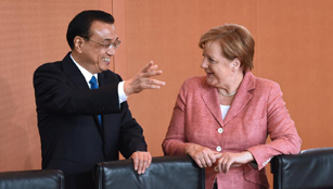 Li Keqiang führt Gespräche mit Angela Merkel