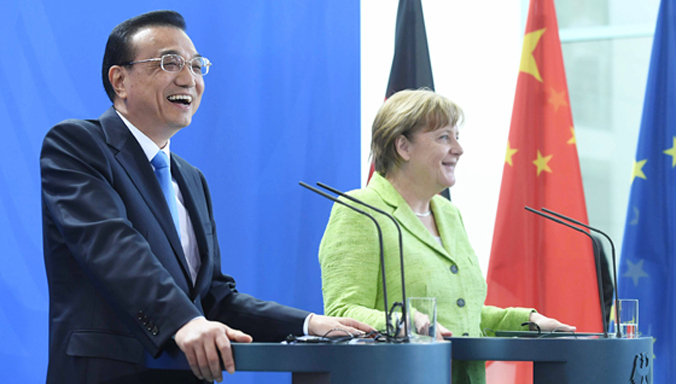 Li Keqiang und Angela Merkel treffen die Journalisten bei einer Pressekonferenz in Berlin