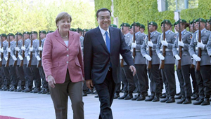 Spotlight: Chinesischer Ministerpräsident fordert gemeinsame Anstrengungen mit Deutschland in Handelsliberalisierung, bilateralen Beziehungen