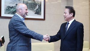 He Ping trifft Geschäftsführer des Russia Today (RT) in Beijing