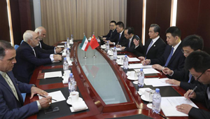 Wang Yi trifft seinen iranischen Amtskollegen in Astana