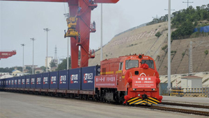 Ein Zug von China Railway Express nach Istanbul verlässt die China-Kasachstan Ligistikbasis in Lianyungang