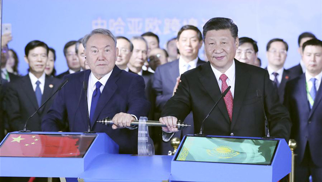 Xi Jinping besucht chinesischen nationalen Pavillon der Expo 2017 in Astana