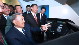 Xi besucht chinesischen Pavillon bei der Expo in Astana, betrachtet bessere grenzüberschreitende Transporte
